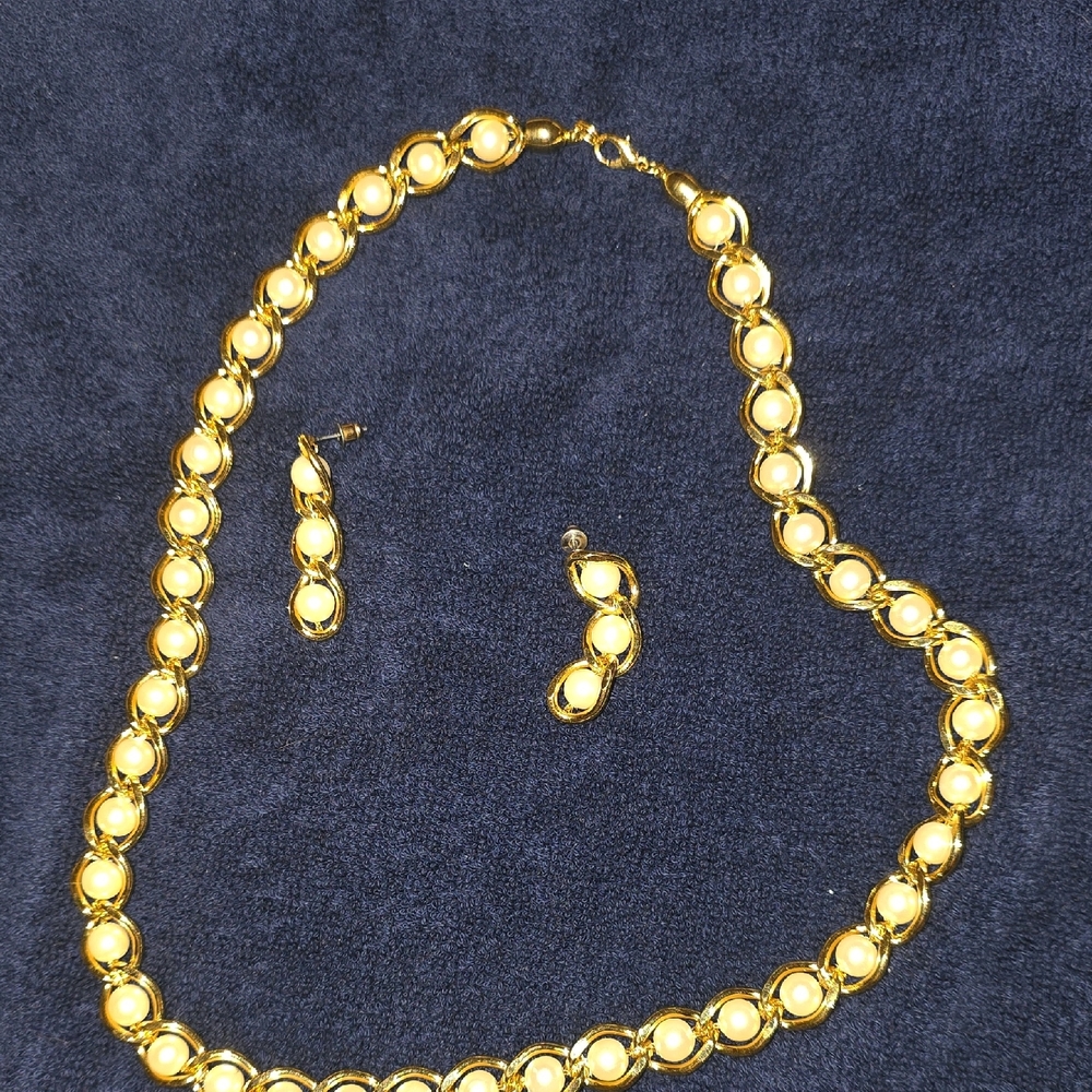 Elegant Gold Necklace and Earring Set